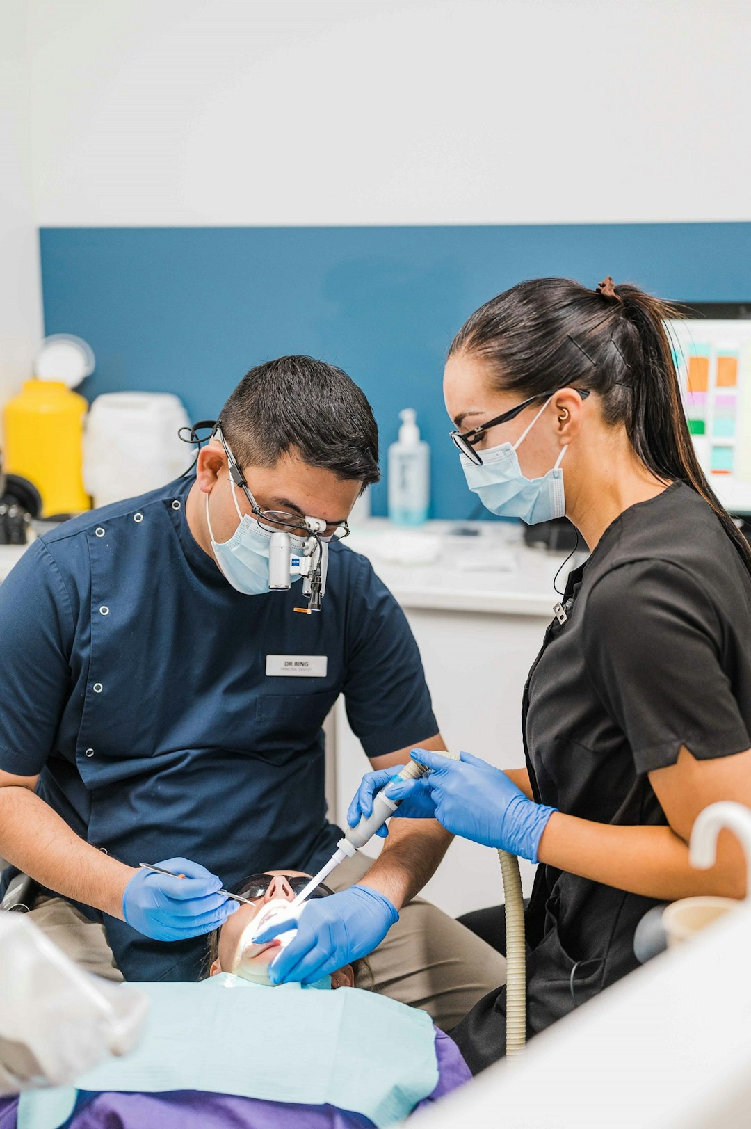 heros-img a-man-and-a-woman-in-a-dentists-office-phkr-rfxmem